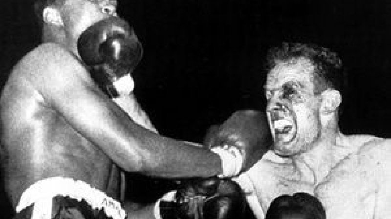 Henrijs Kūpers (pa labi) slavenajā 1963. gada cīņā
pret Kasiusu Kleju. Foto: boxrec.com