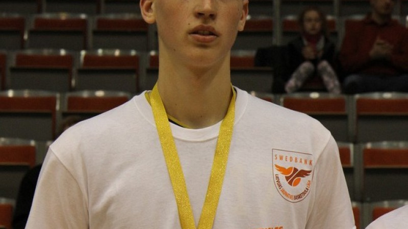 Viens no Valmieras U16 komandas līderiem Rinalds Mālmanis pirms divām nedēļām jau izcīnīja zeltu un MVP titulu U15 grupā..
Foto: Mārtiņš Sīlis