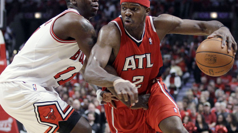 Džo Džonsons dodas uzbrukumā 
Foto: AP/Scanpix