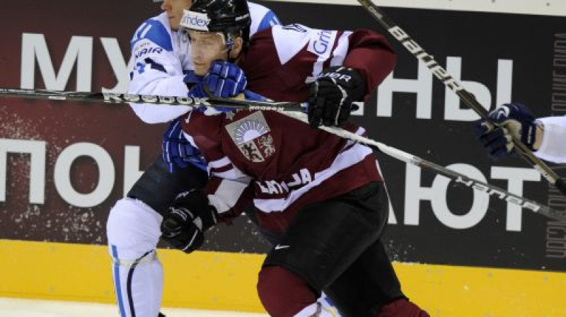 Kaspars Saulietis nevienlīdzīgā cīņā pret somu hokejistu
Foto: Romāns Kokšarovs, Sporta Avīze, f64