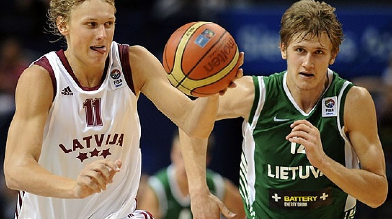 Viens no 1992.gadā dzimušo basketbolistu izlases līderiem Jānis Timma cīņā ar pasaules un Eiropas čempioniem šajā vecuma grupā lietuviešiem
Foto: Robertas Dackus, FIBA Europe