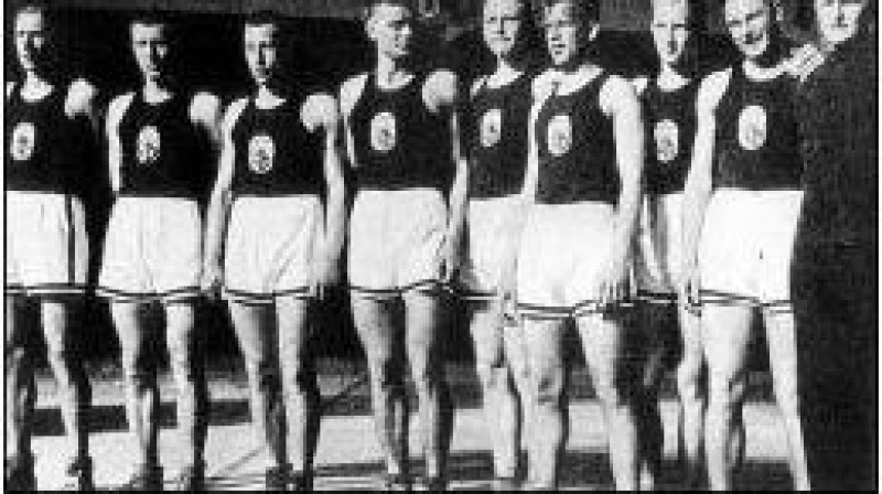 Pirmie Eiropas čempioni. No kreisās: Mārtiņš Grundmanis, Džems Raudziņš, Aleksejs Anufrijevs, Rūdolfs Jurciņš, Visvaldis Melderis, Jānis Lidmanis, Herberts Gubiņš, Eduards Andersons un...