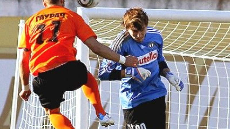 Edgars Gauračs cīņā par bumbu
Foto: onedivision.ru