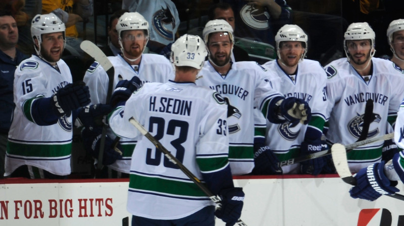 Henriks Sedins saņem apsveikumus par pirmajiem vārtiem šajā pēcsezonā
Foto: AFP/Scanpix