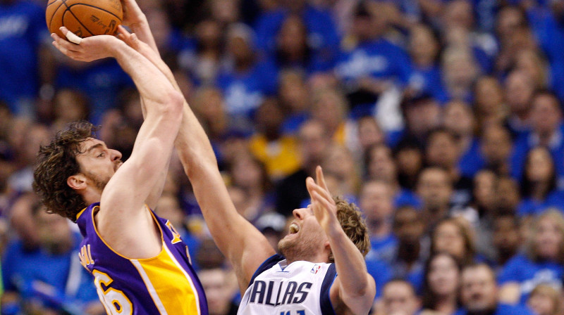 Dirks Novickis apturēja Pau Gazolu un "Lakers" arī trešajā spēlē 
Foto: AFP/Scanpix