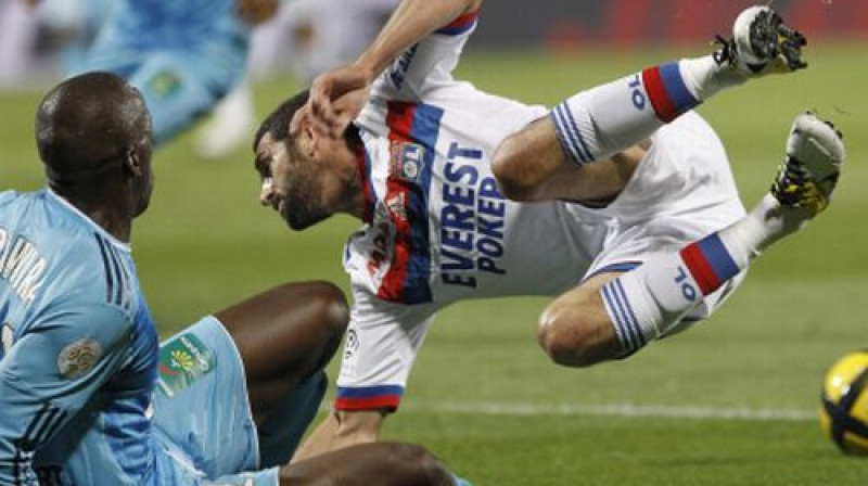 Suleimans Diavara savā soda laukumā nogāž Lisandro Lopesu
Foto: AP/Scanpix