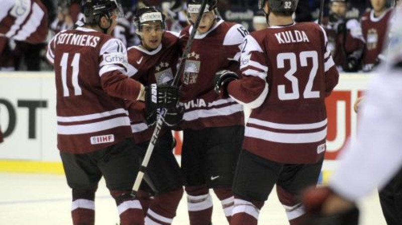 Kaspars Saulietis, kurš guva divus vārtus vairākumā un izpelnījās labākā spēlētāja titulu, saņem apsveikumus
Foto: Romāns Kokšarovs, Sporta Avīze, f64
