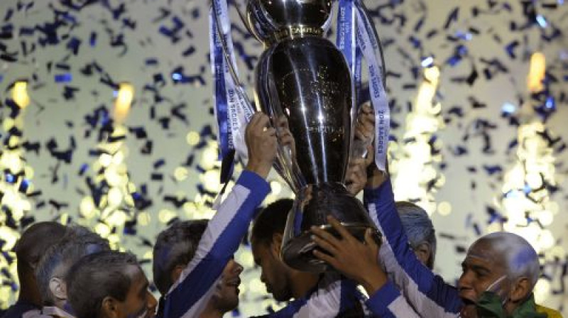 Pēc sezonas pēdējās spēles savā stadionā "Porto" atrādīja līdzjutējiem izcīnīto kausu
Foto: AFP/Scanpix