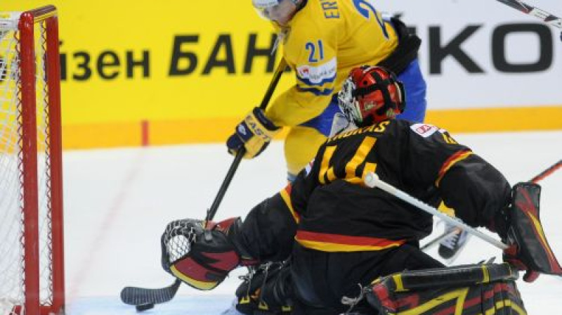 Zviedru uzbrucējs Luī Eriksons raida kārtējo ripu Vācijas vārtos
Foto: AFP/Scanpix