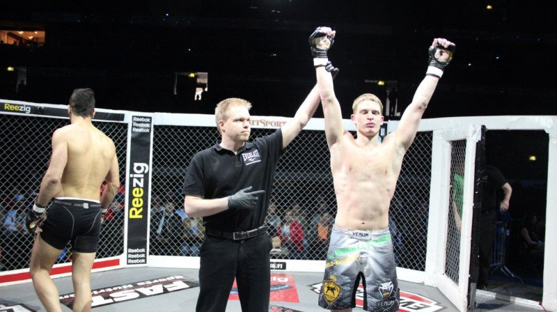 Valts Višņevskis uzvar
Foto: mma-knight.lt