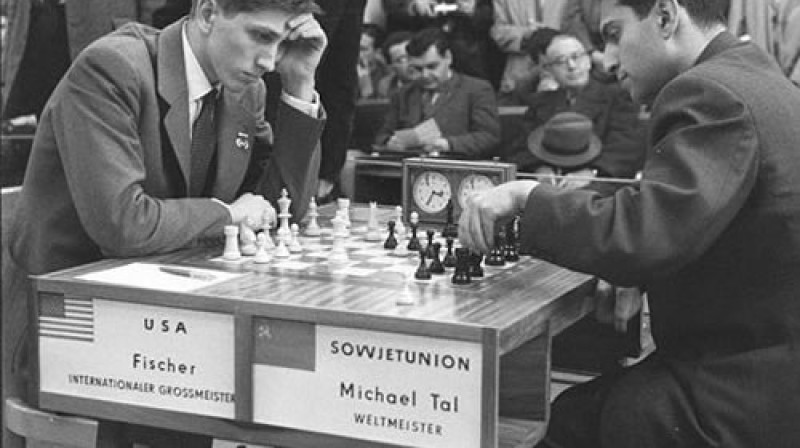 Mihails Tāls (pa labi) savos kaujas gados bija bieds visiem pasaules labākajiem šahistiem - arī amerikānim Bobijam Fišeram.

Foto: chess.com