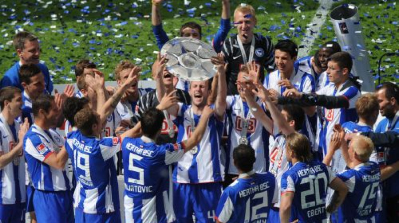 Berlīnes "Hertha" futbolisti ar uzvarētāju trofeju
Foto: AFP/Scanpix