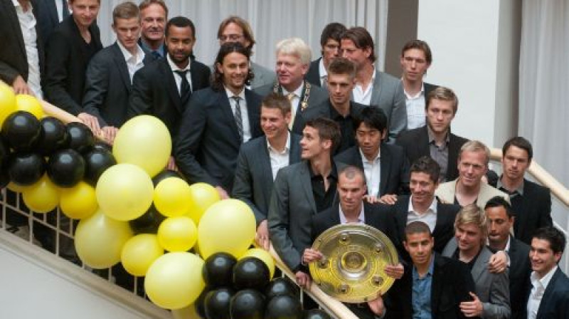 Dortmundes "Borussia" spēlētāji ar Bundeslīgas uzvarētāju trofeju
Foto: AFP/Scanpix