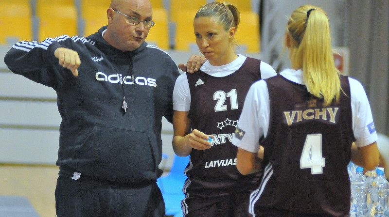 Latvijas izlases trenera asistents Hulians Martiness Almans instruē Kristīni Kārkliņu
Foto: Romualds Vambuts, Sportacentrs.com