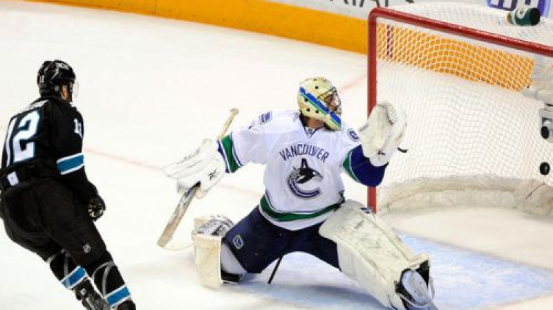 Patriks Marlo pārspēj Robertu Longo
Foto: Thearon W. Henderson/nhl.com