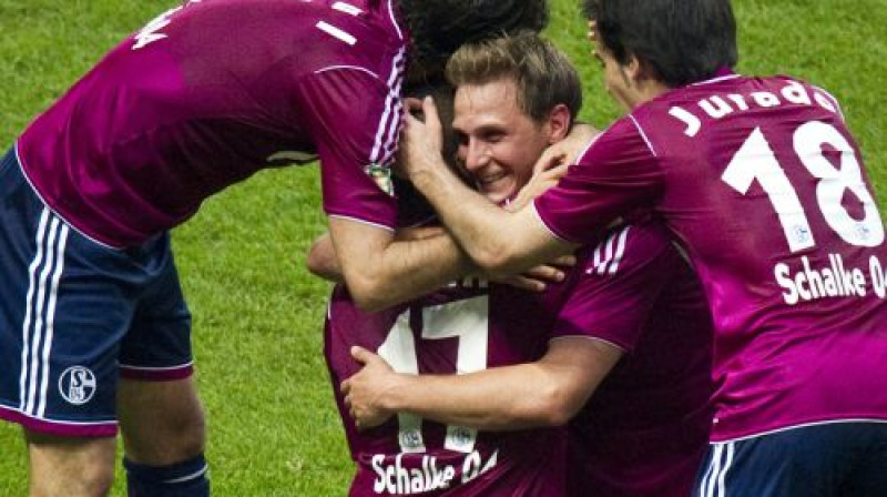 "Schalke" futbolisti priecājas par vārtu guvumu
Foto: AFP/Scanpix
