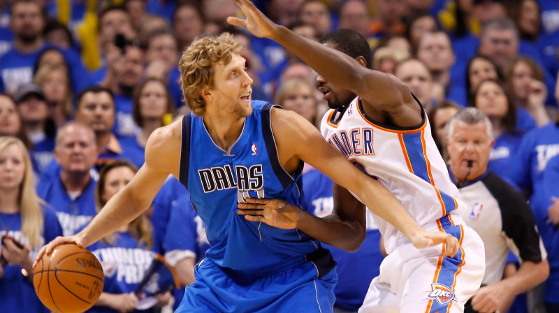 Dirks Novickis pret Serge Ibaku 
Foto: AFP/Scanpix
