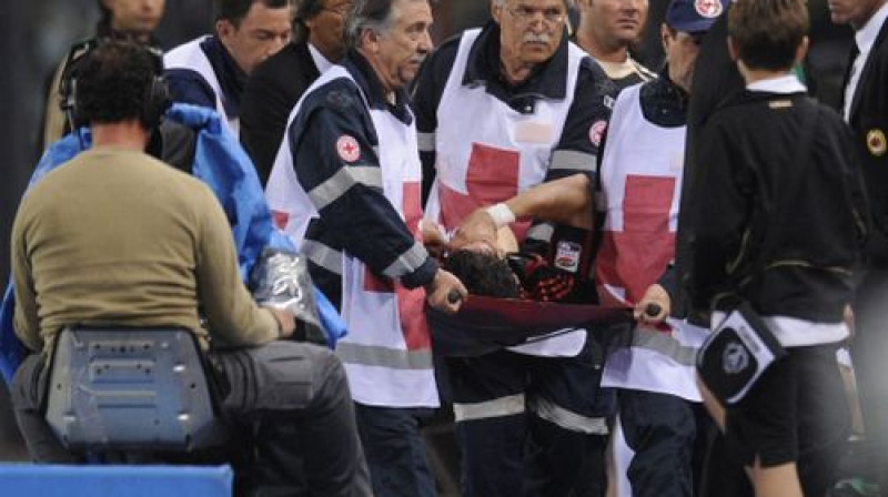 Alešandre Patu tiek nonests no laukuma
Foto: AFP/Scanpix