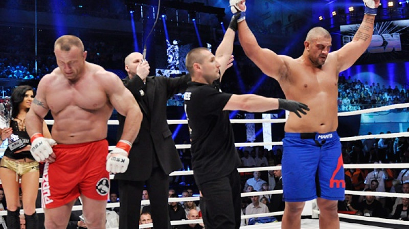 Džeims Tomsons (pa labi) uzvars Mariušu Pudzinovski
Foto: sherdog.com