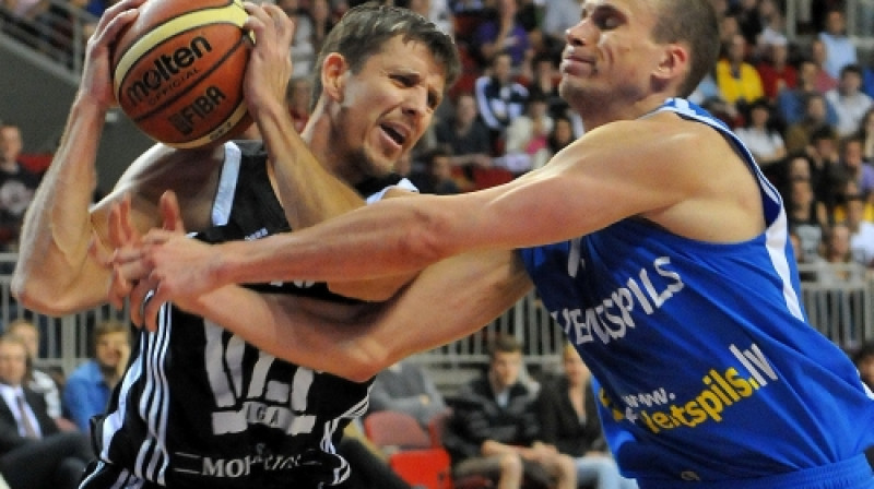Sandis Valters pret Akseli Vairogu
Foto: Romualds Vambuts