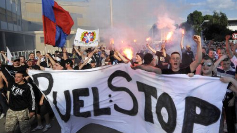 Līdzjutēji demonstrācijā pirms spēles pieprasa Kloda Puela demisiju
Foto: AFP/Scanpix