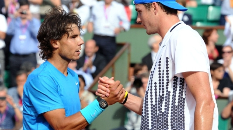 Rafaels Nadals saņem Džona Isnera apsveikumus
Foto: AFP/Scanpix