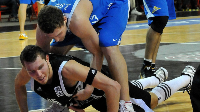 Jānis Strēlnieks palīdz piecelties Dairim Bertānam 
Foto: Romualds Vambuts, Sportacentrs.com