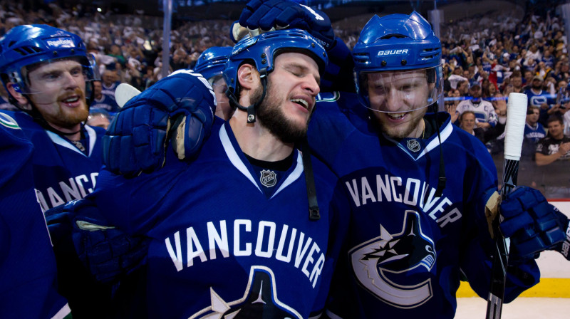 Kevins Bieksa (centrā) saņem komandas biedru apsveikumus 
Foto: AP/Scanpix