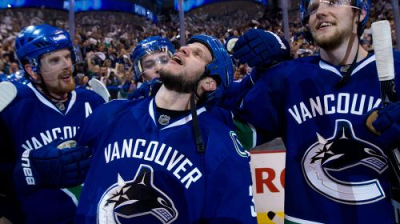 Uzvaras vārtu autors (vidū) saņem apsveikumus
Foto: AFP/Scanpix