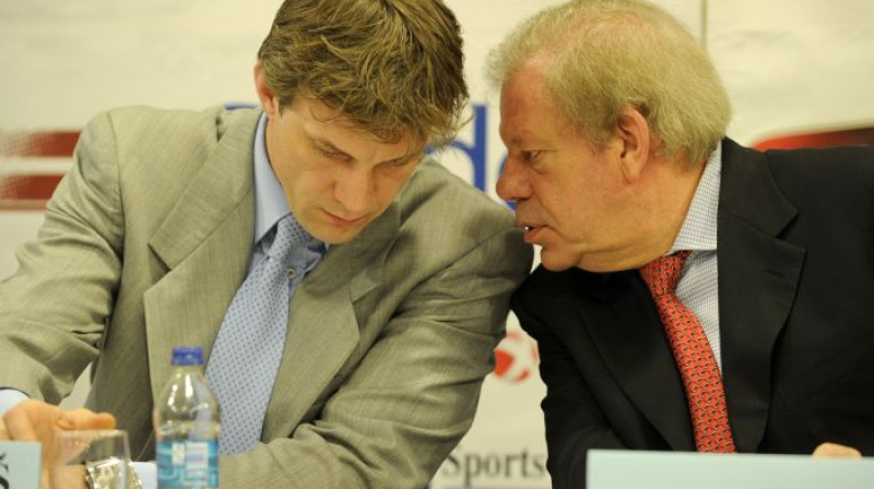 2011. gada aprīlis, vēl vienā laivā: Sandis Ozoliņš un Kirovs Lipmans
Foto: Romāns Kokšarovs, Sporta Avīze, f64
