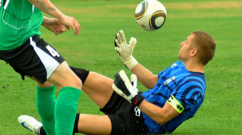 "Gulbenes" vārtsargs Alberts Nikoļskis pat guļus glābs no vārtu zaudējuma
Foto: Ivars Račko, Sportacentrs.com