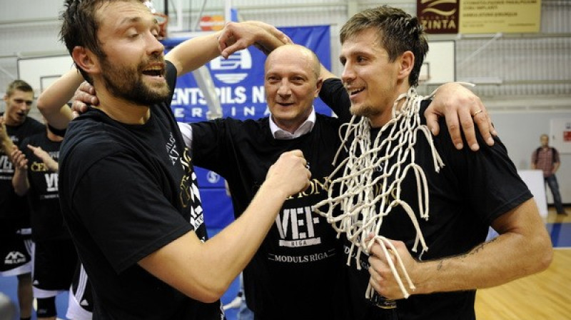 Latvijas čempionu tituls VEF Rīga komandai devis tiesības piedalīties Eirolīgas kvalifikācijas turnīrā.
Foto: Romāns Kokšarovs, Sporta Avīze, f64
