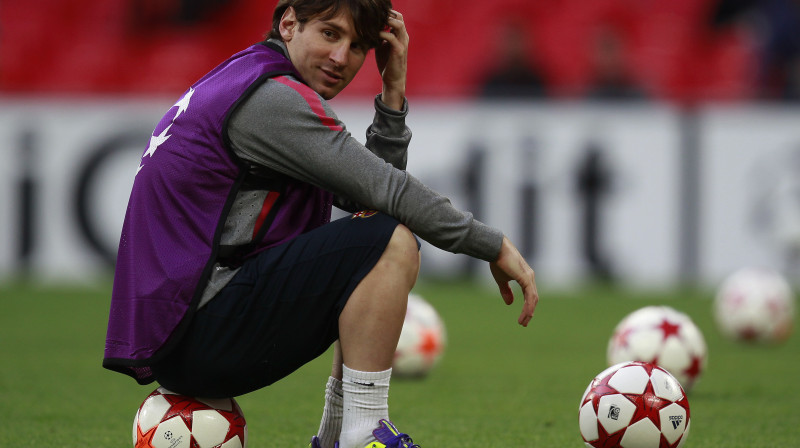 "Barcelona" argentīniešu uzbrucējs Lionels Mesi pirms fināla "Wembley" stadionā neslēpa, ka viņam ļoti patīk kolekcionēt trofejas... Foto: Reuters