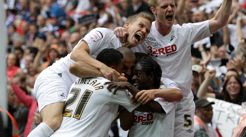 "Swansea City" futbolisti līksmo par iekļūšanu Anglijas Premjerlīgā 
Foto: AP/Scanpix