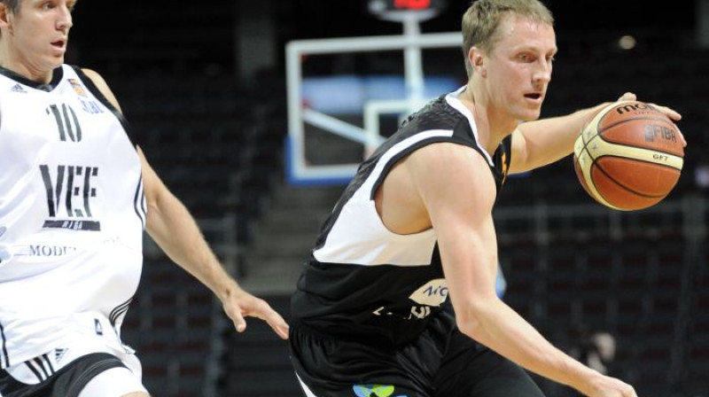 Aigars Vītols un Sandis Valters - līdz šim rezultatīvākie no tiem, kas turpina spēlēt
Foto: Romāns Kokšarovs, Sporta Avīze