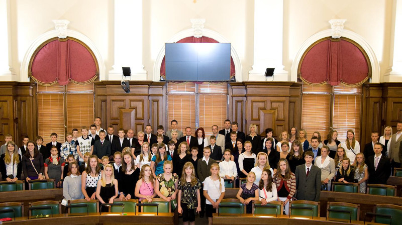 Izcilnieku sveikšana Saeimā 2010.gadā.
Foto: basket.lv