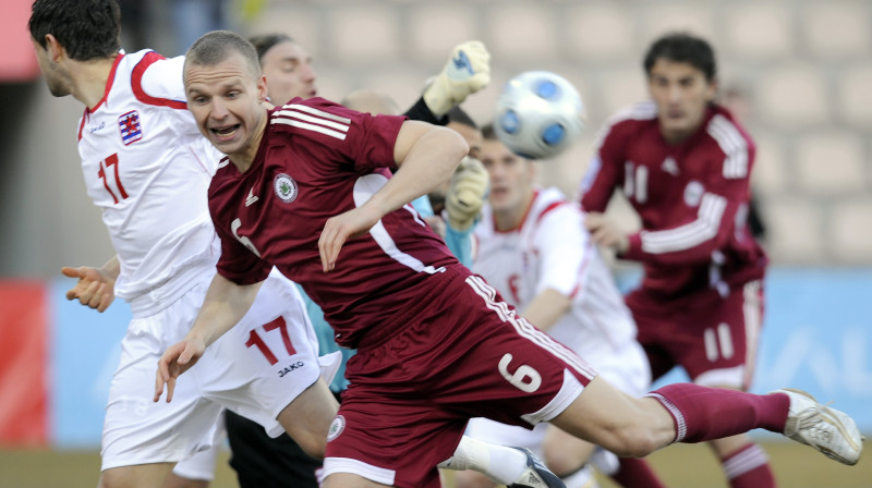 Aizsargs Deniss Ivanovs (6. nr.) darīs visu, lai piepildītos optimistiskais scenārijs. Foto: Romāns Kokšarovs, "Sporta Avīze"