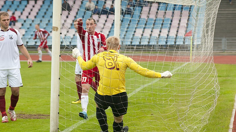 Marks Bogdanovs "Jelgavas" vārtus nosargāja pat šādā veidā
Foto: Aigars Prūsis