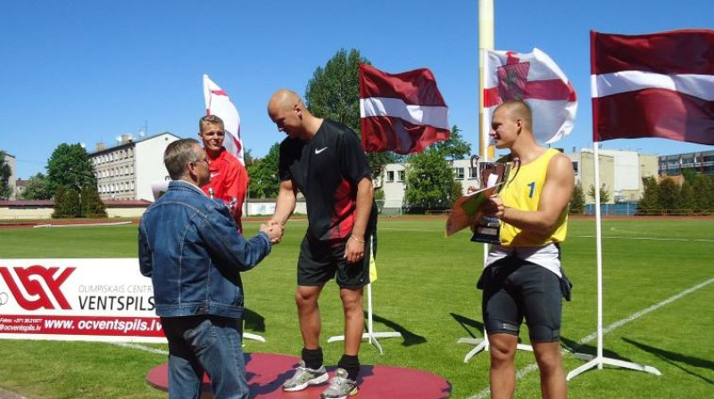 Dainis Kūla apbalvo uzvarētāju
Foto: SIA Olimpiskais centrs „Ventspils”