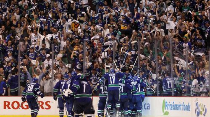Pēc uzvaras pagarinājumā līksmo ''Canucks'' un visa ''Rogers Arena''
Foto: AFP/Scanpix