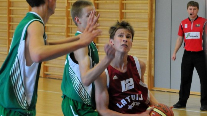 Latvijas U14 izlasei Baltijas kausa izcīņas izšķirošajā mačā ar Lietuvas izlasi bija darīšana ar sāncenšu fizisko pārspēku.
Foto: Romualds Vambuts