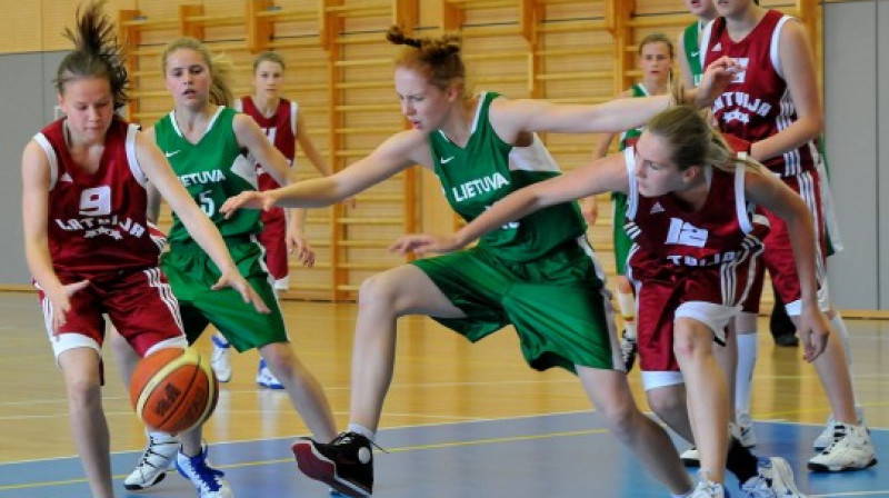Baltijas kausa finālspēlē Latvijas U14 meiteņu izlase pārspēja Lietuvas komandu ar 73:49.
Foto: Romualds Vambuts