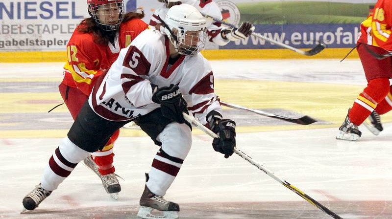 Latvijas dāmas pasaules čempionātu nākamgad aizvadīs Ventspilī 
Foto: iihf.com