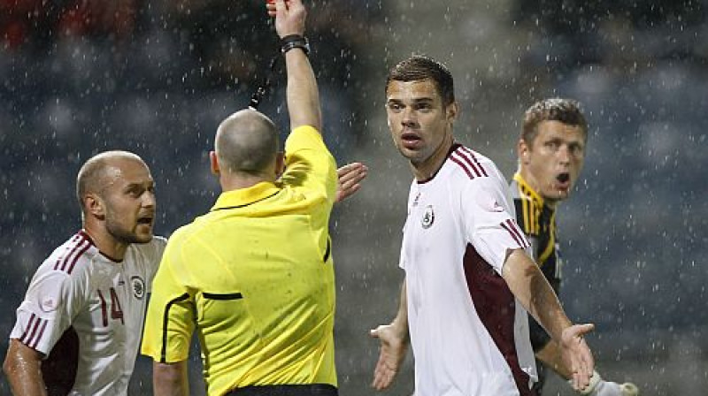 Sarkano kartīti dabūja gan Oskars Kļava, gan Andris Vaņins
Foto: Reuters/Scanpix