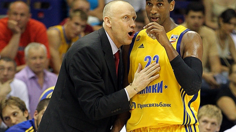 Rims Kurtinaitis dod norādījumus uzbrucējam Tomasam Kelati
Foto: championat.ru
