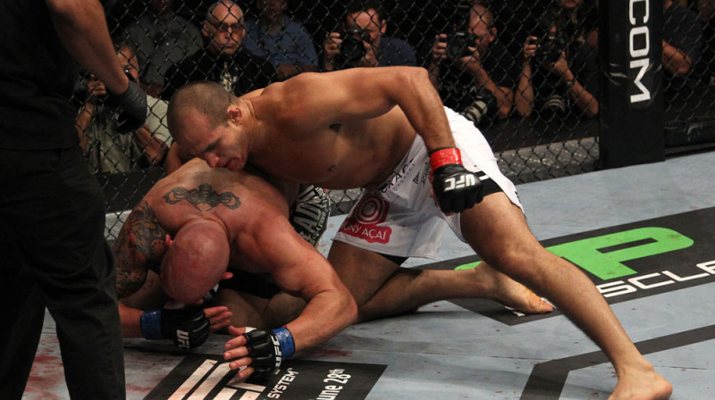 Juniors Dos Santos "klapē" Šeinu Karvinu
Foto: ufc.com