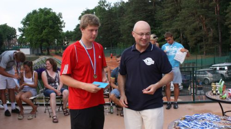 Sacensību uzvarētājs Miķelis Lībietis un turnīra direktors Osvalds Sausverds