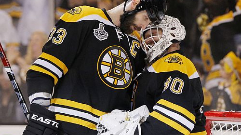 Zdeno Hāra apsveic Timu Tomasu ar uzvaru
Foto: Reuters/Scanpix