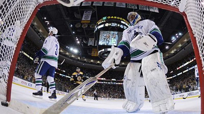 Roberto Luongo ķeksē ārā kārtējo ripu no saviem vārtiem
Foto: Reuters/Scanpix