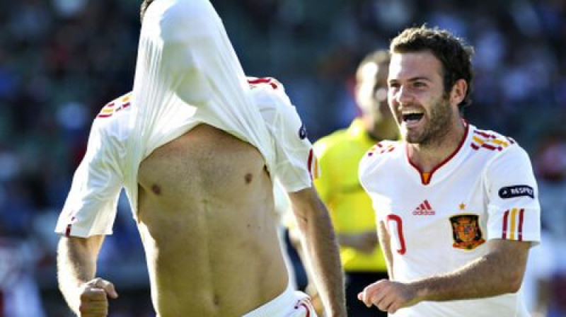 Adrians Lopess un Huans Manuels Mata
Foto: AFP/Scanpix